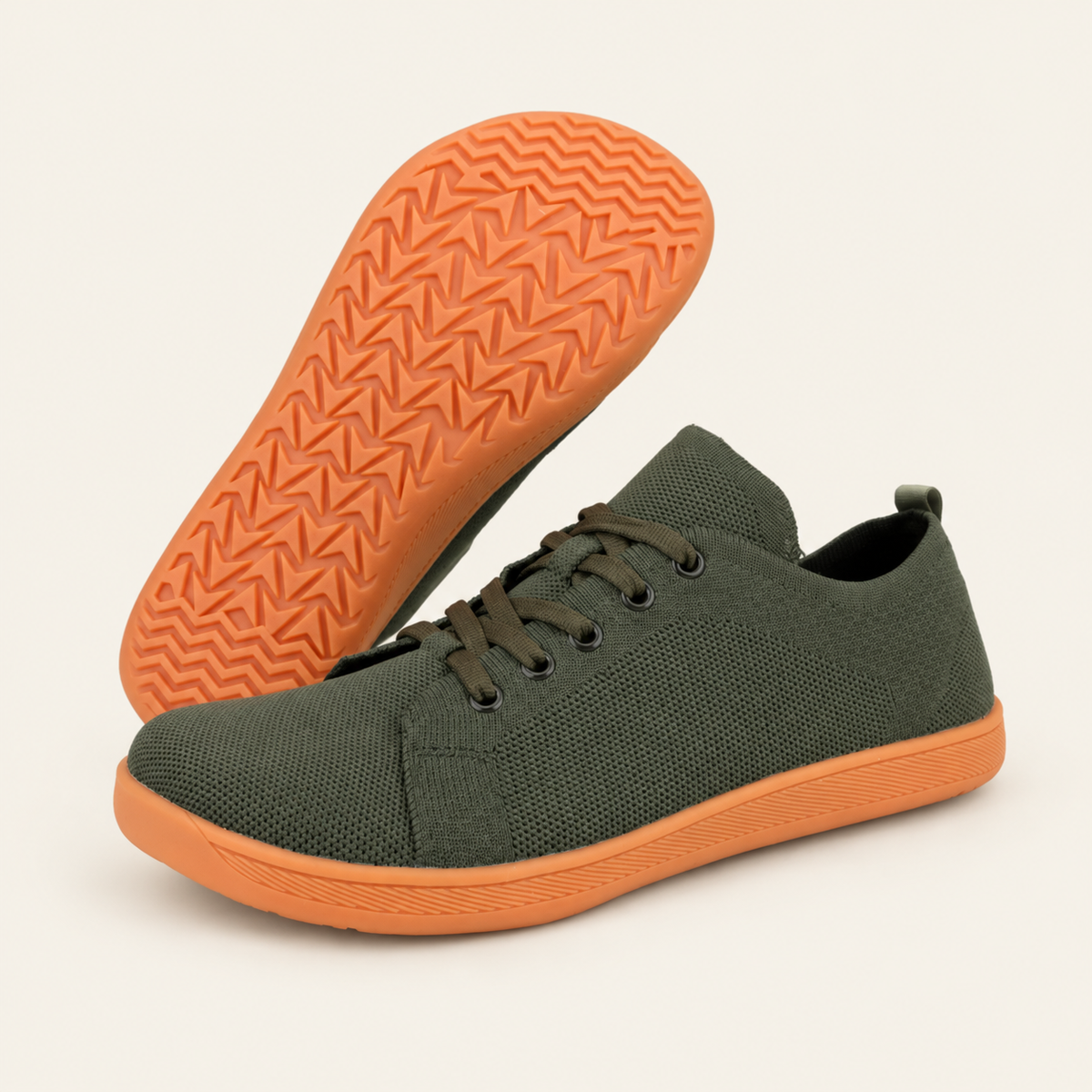 Carrera Aire™ — Verde oliva con suela naranja, fondo crema