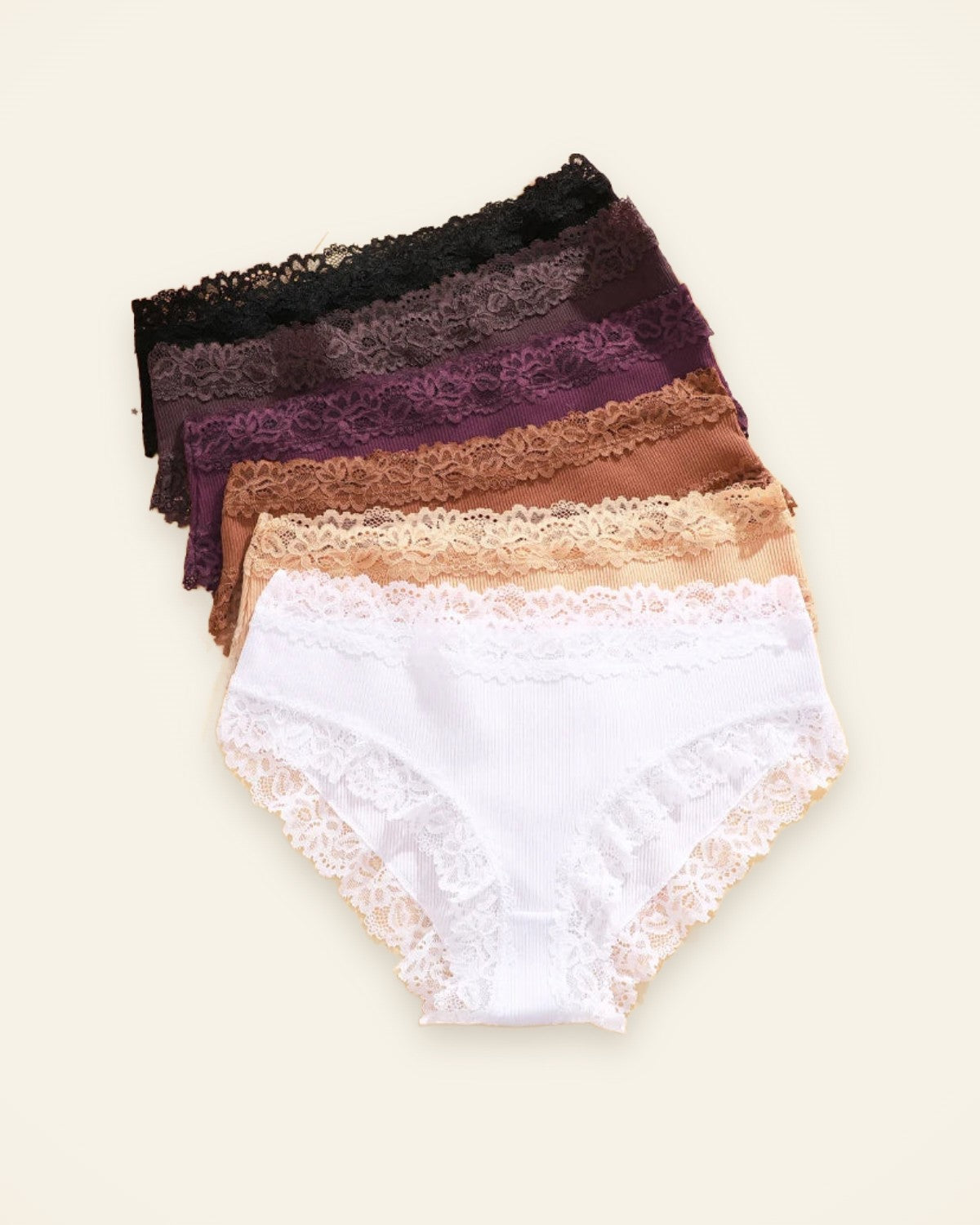 Carrera Romance™ braguitas de encaje y algodón sobre fondo crema