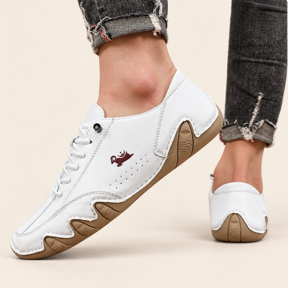 Carrera Ruta™ — Blanco — fondo crema y logo original