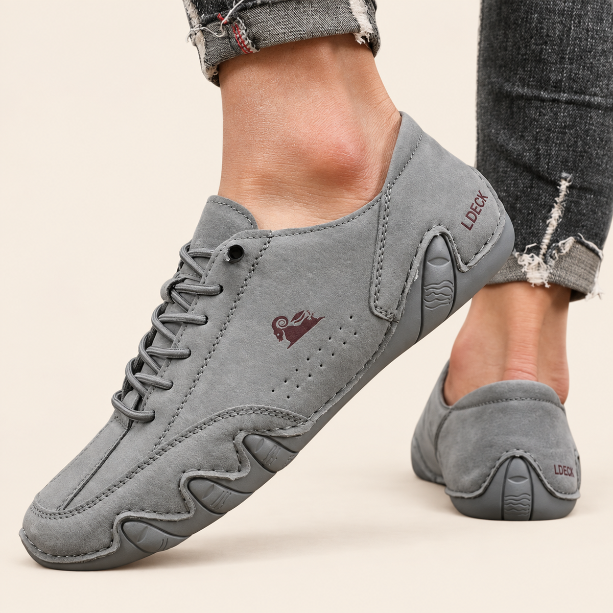 Carrera Ruta™ — Gris oscuro — fondo crema y logo original
