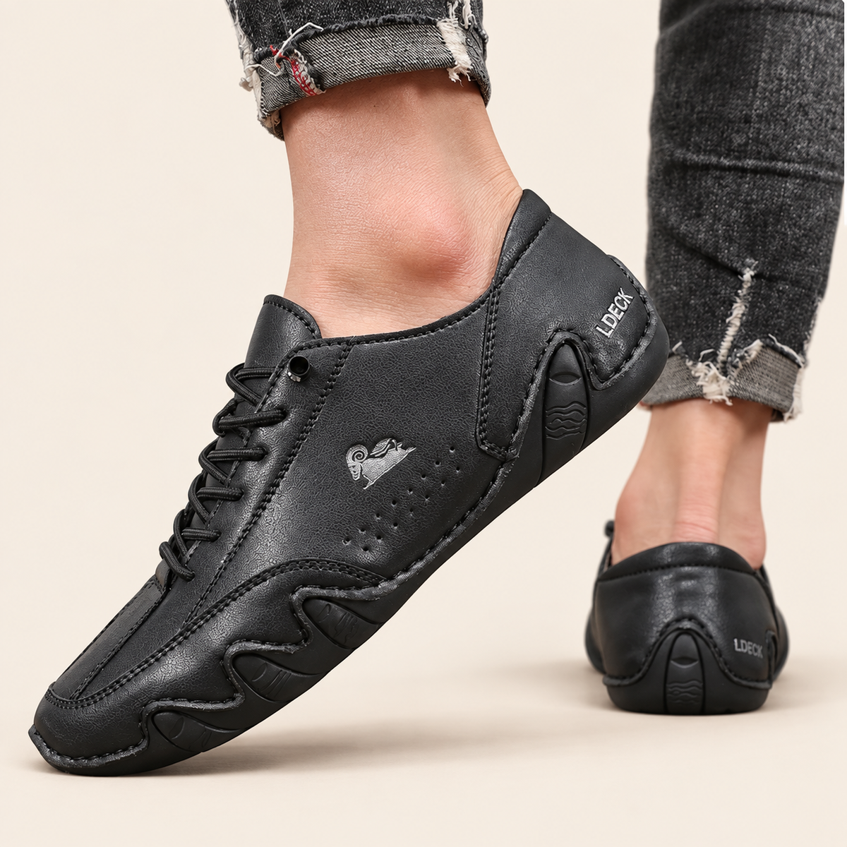 Carrera Ruta™ — Negro — fondo crema y logo original