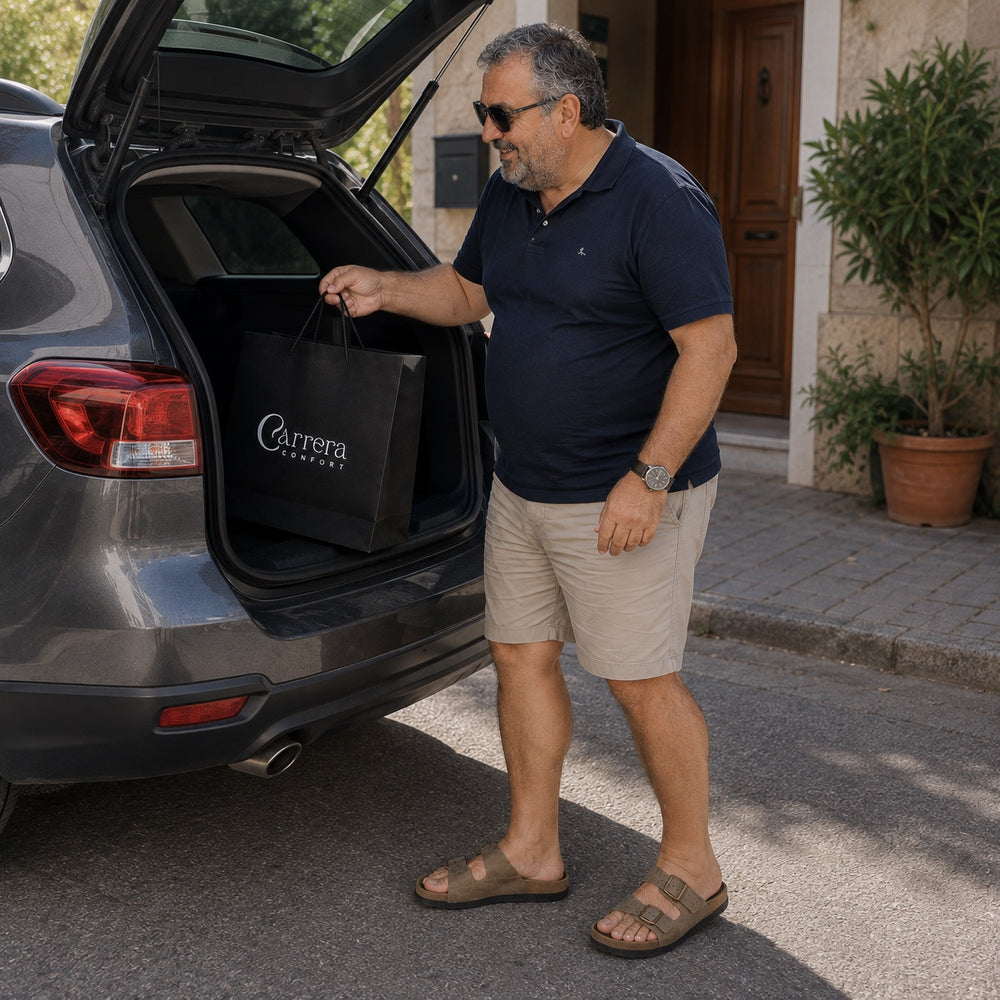 Escena lifestyle junto al mar con Carrera Sahara y bolsa negra Carrera Confort