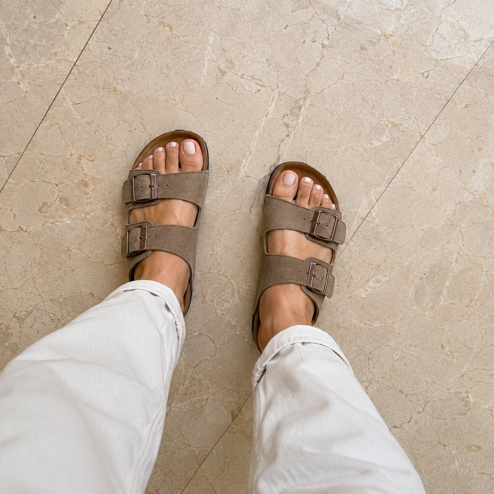 Carrera Sahara puesta, vista superior sobre suelo de mármol beige