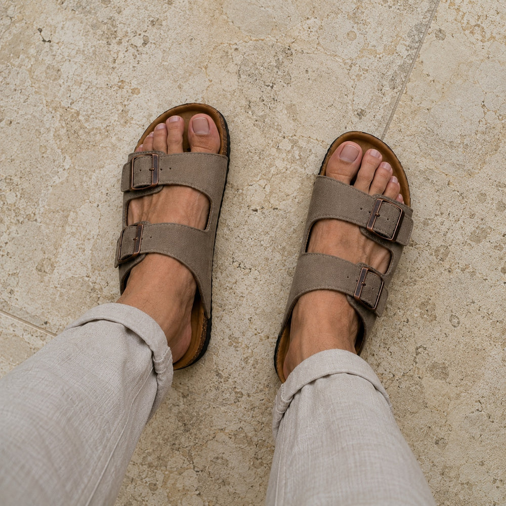 Carrera Sahara puesta, vista superior sobre suelo de piedra beige