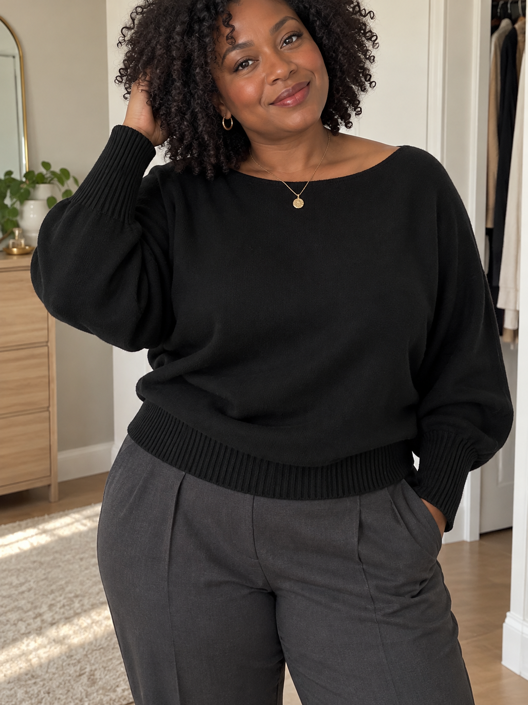 Modelo curvilínea con suéter Carrera Serena™ negro