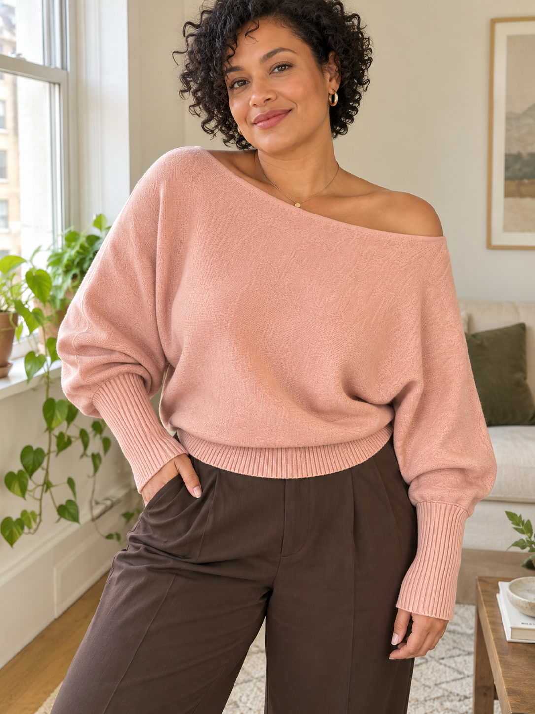 Modelo curvilínea con suéter Carrera Serena™ rosa