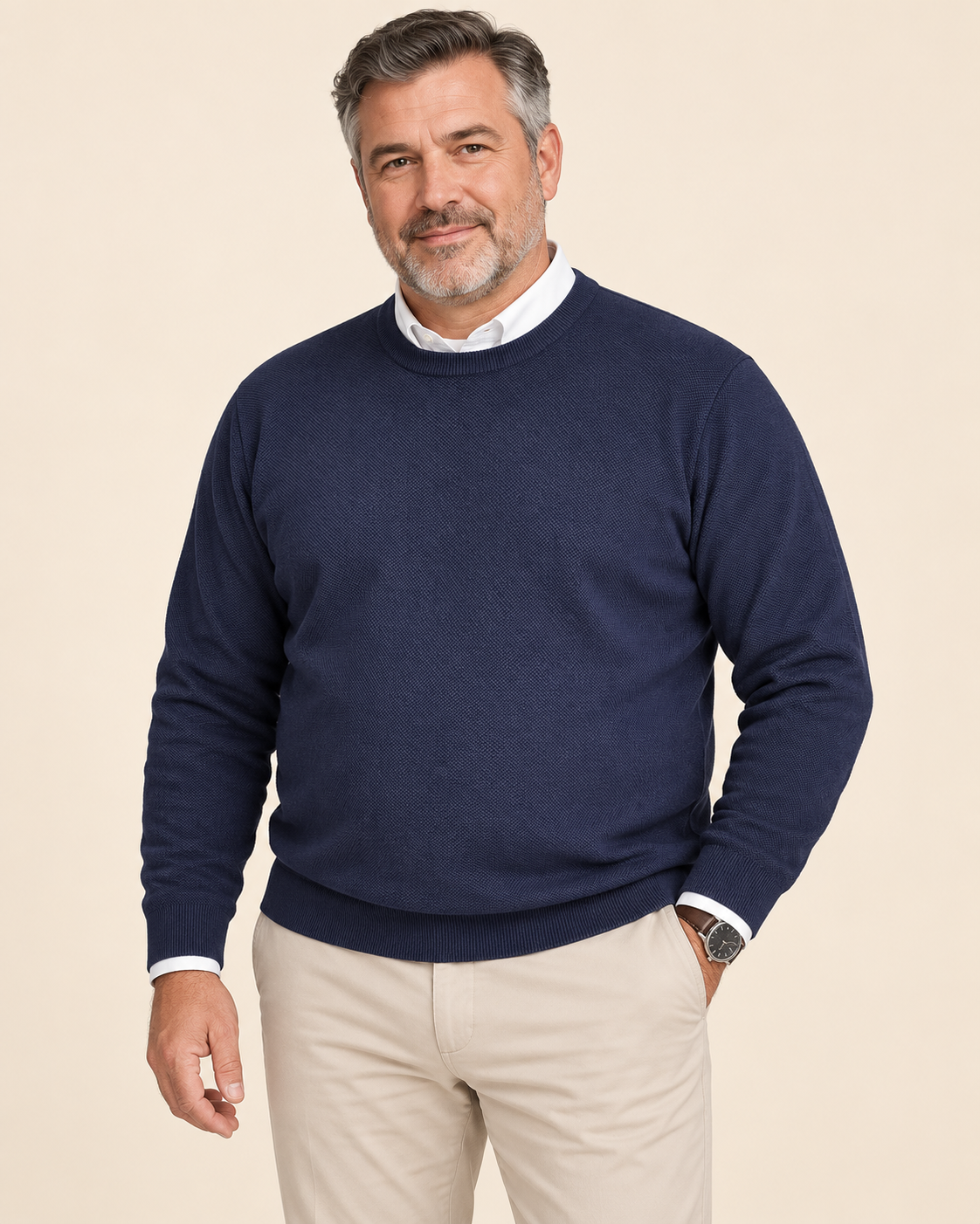 Modelo adulto de cuerpo amplio con suéter azul marino de punto fino sobre fondo crema