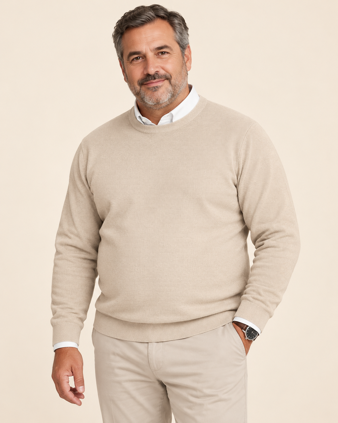 Modelo adulto de cuerpo amplio con suéter beige de punto fino sobre fondo crema