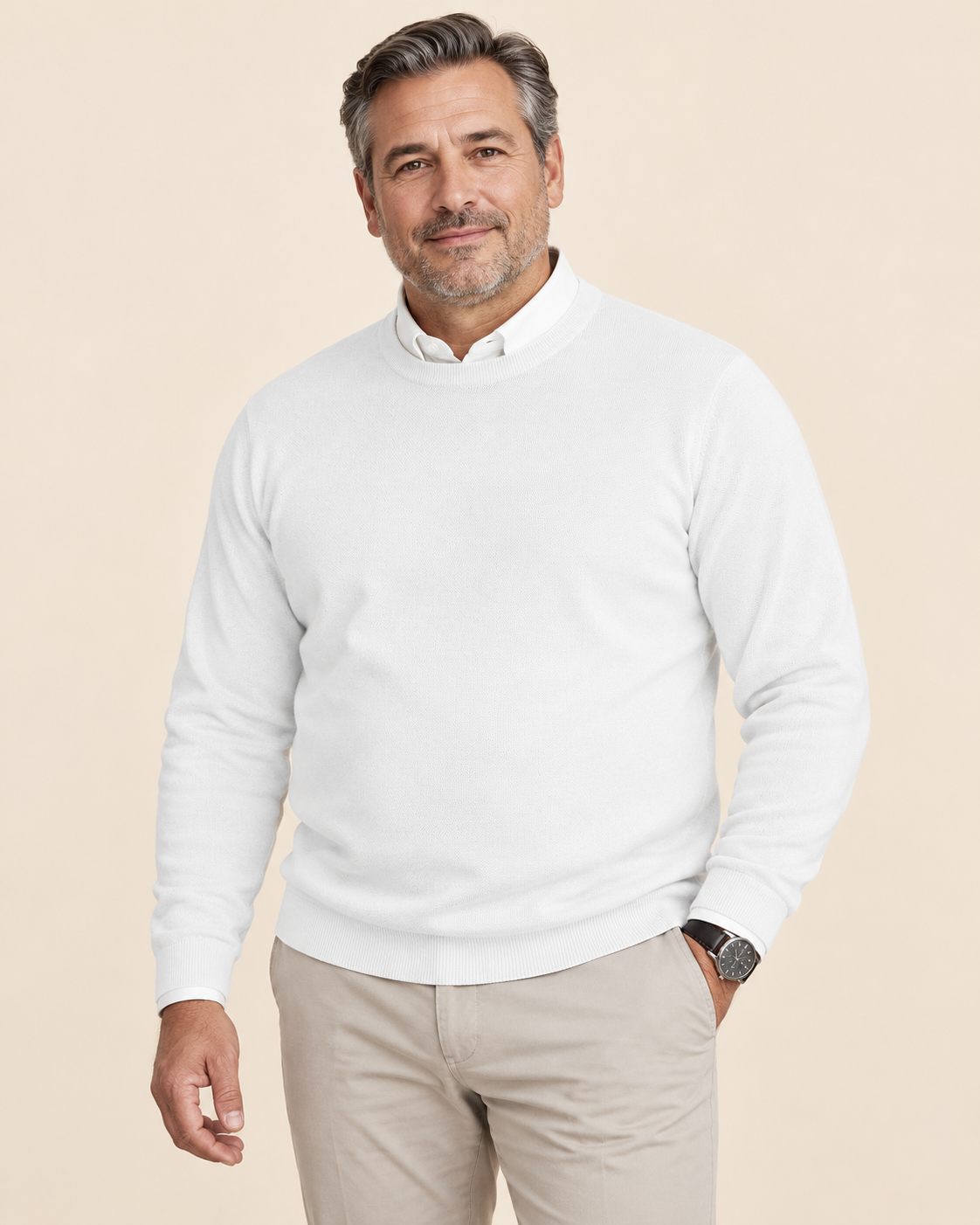 Modelo adulto de cuerpo amplio con suéter blanco de punto fino sobre fondo crema