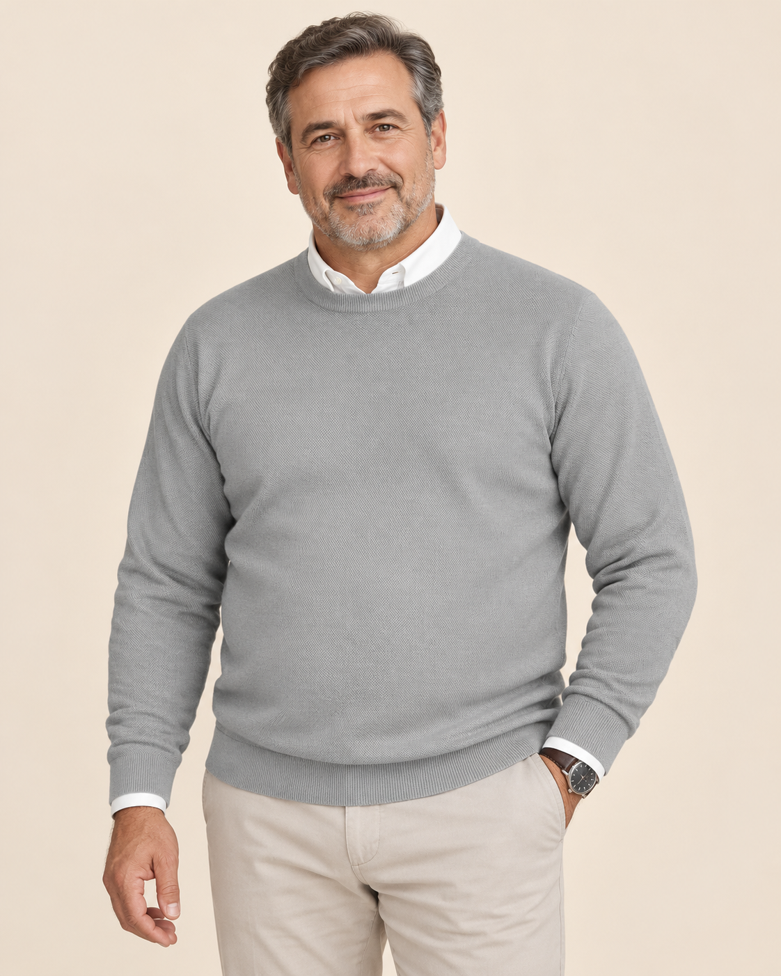 Modelo adulto de cuerpo amplio con suéter gris claro de punto fino sobre fondo crema