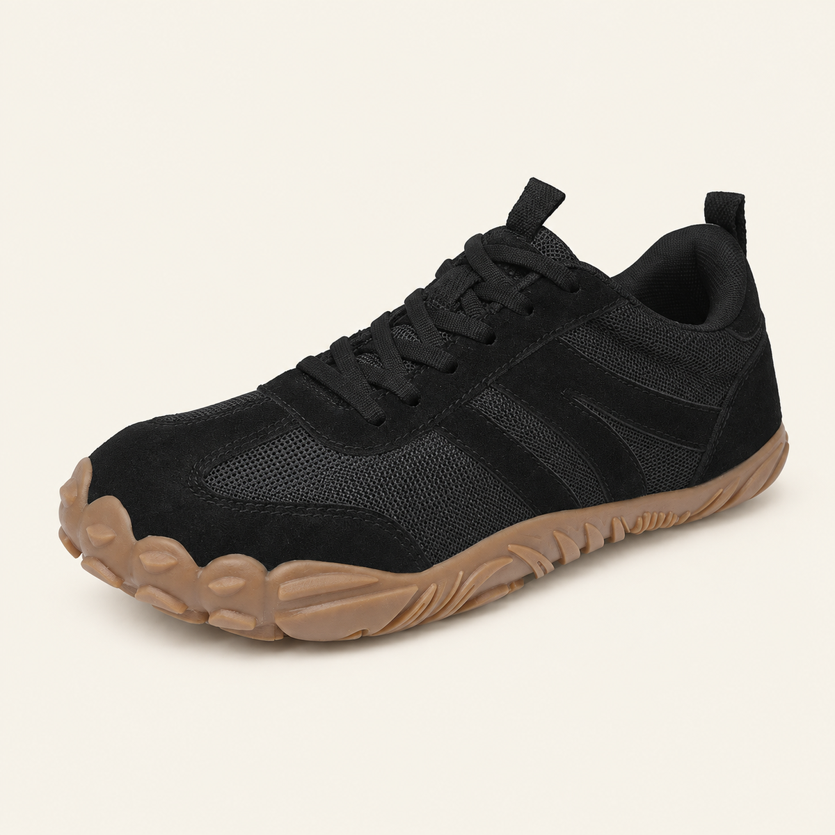 Carrera Urban™, zapatilla negra modelo 8899 sobre fondo crema.