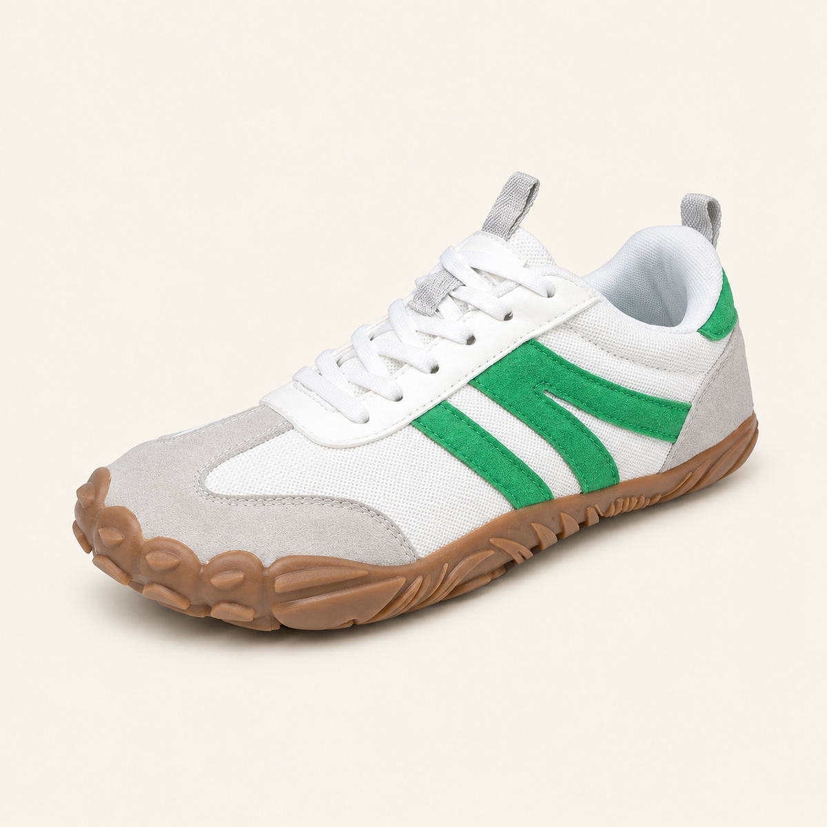 Carrera Urban™, zapatilla blanca y verde modelo 8899 sobre fondo crema.