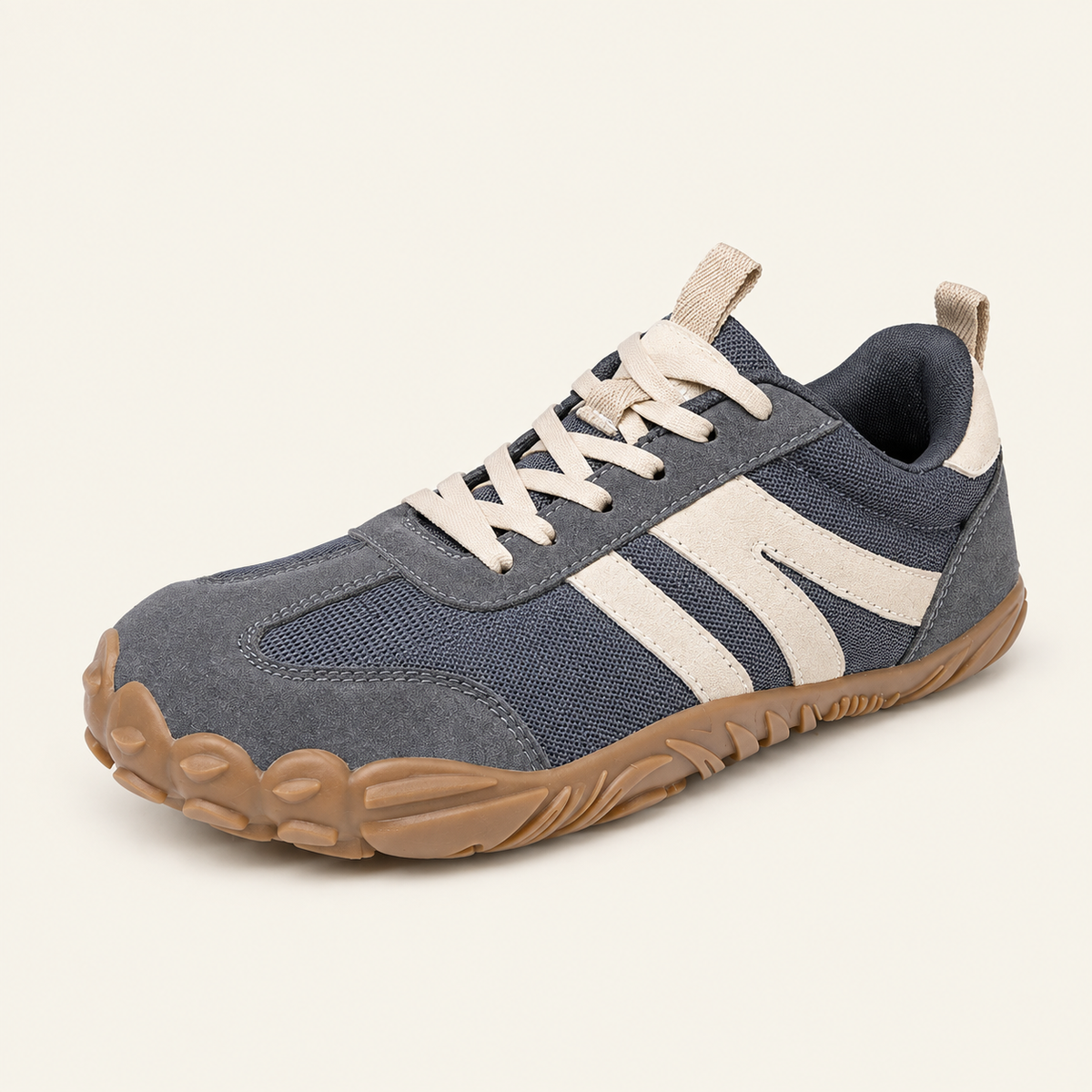 Carrera Urban™, zapatilla gris oscuro modelo 8899 sobre fondo crema.