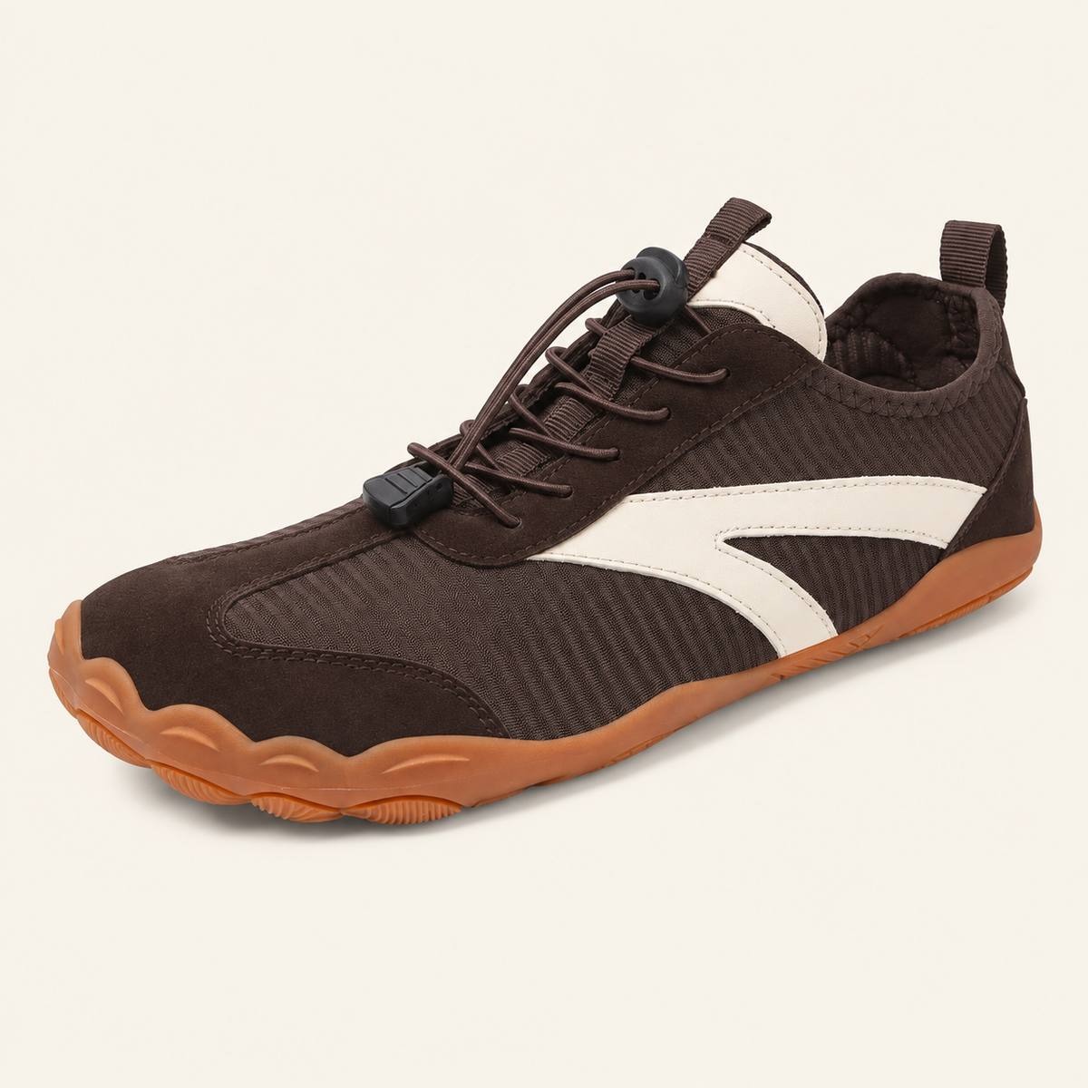 Carrera Urban™, zapatilla marrón modelo A830 sobre fondo crema.