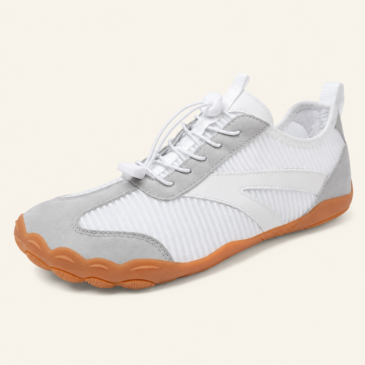 Carrera Urban™, zapatilla blanca modelo A830 sobre fondo crema.