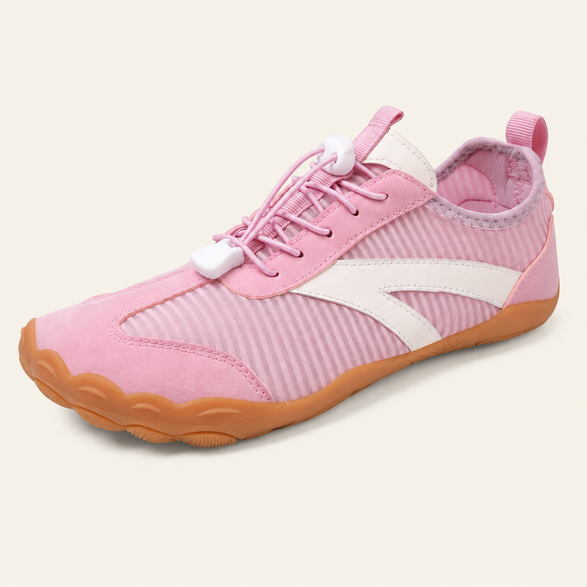 Carrera Urban™, zapatilla rosa modelo A830 sobre fondo crema.