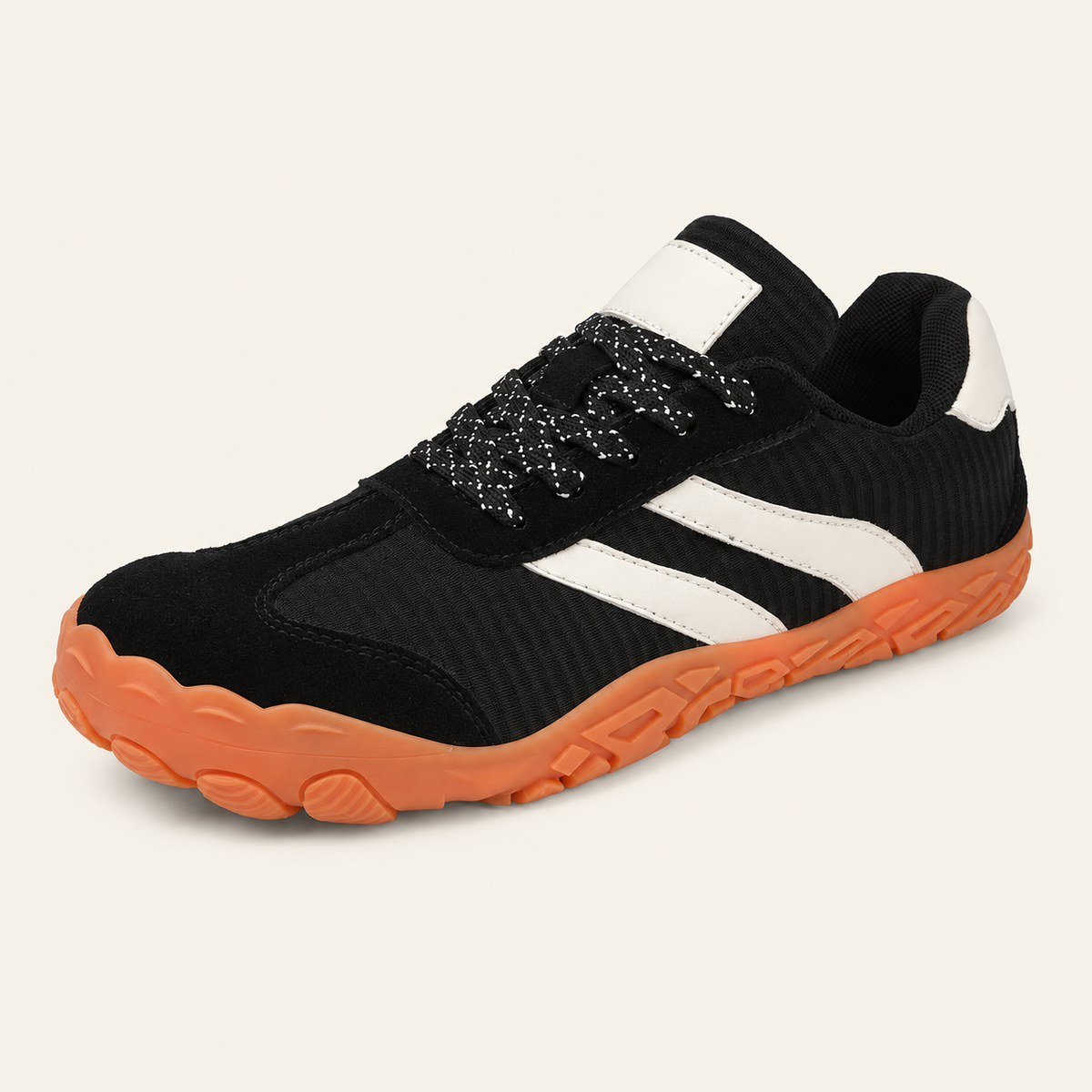 Carrera Urban™, zapatilla negra modelo 8829 sobre fondo crema.