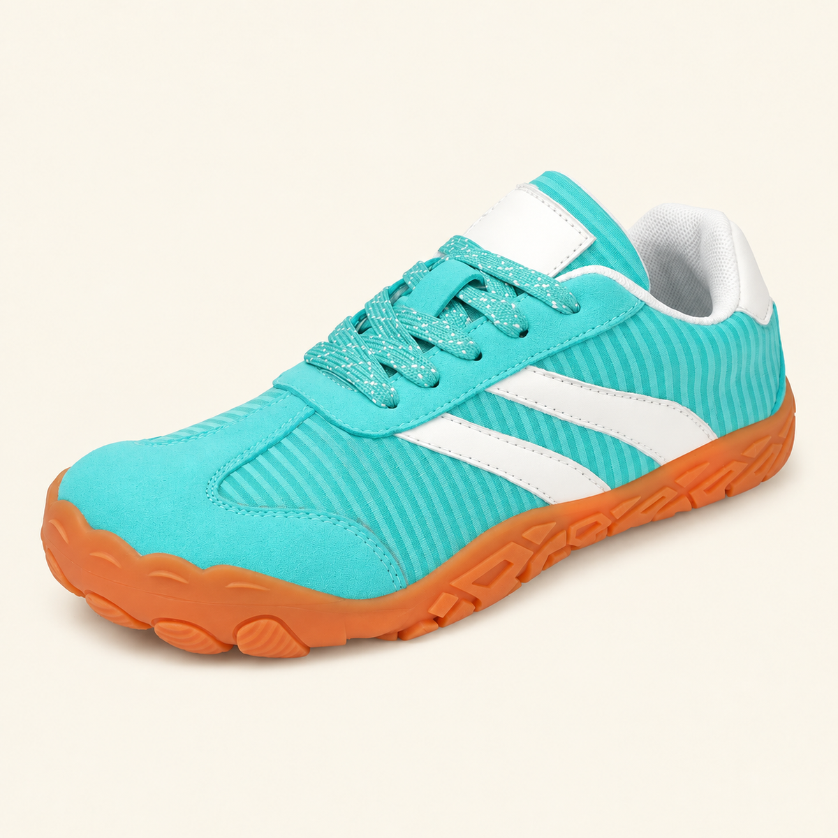 Carrera Urban™, zapatilla turquesa con detalles blancos y suela naranja modelo 8829 sobre fondo crema.