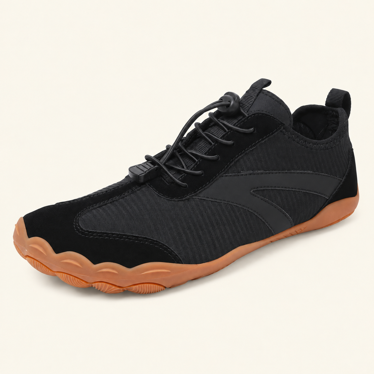 Carrera Urban™, zapatilla negra modelo A830 sobre fondo crema.