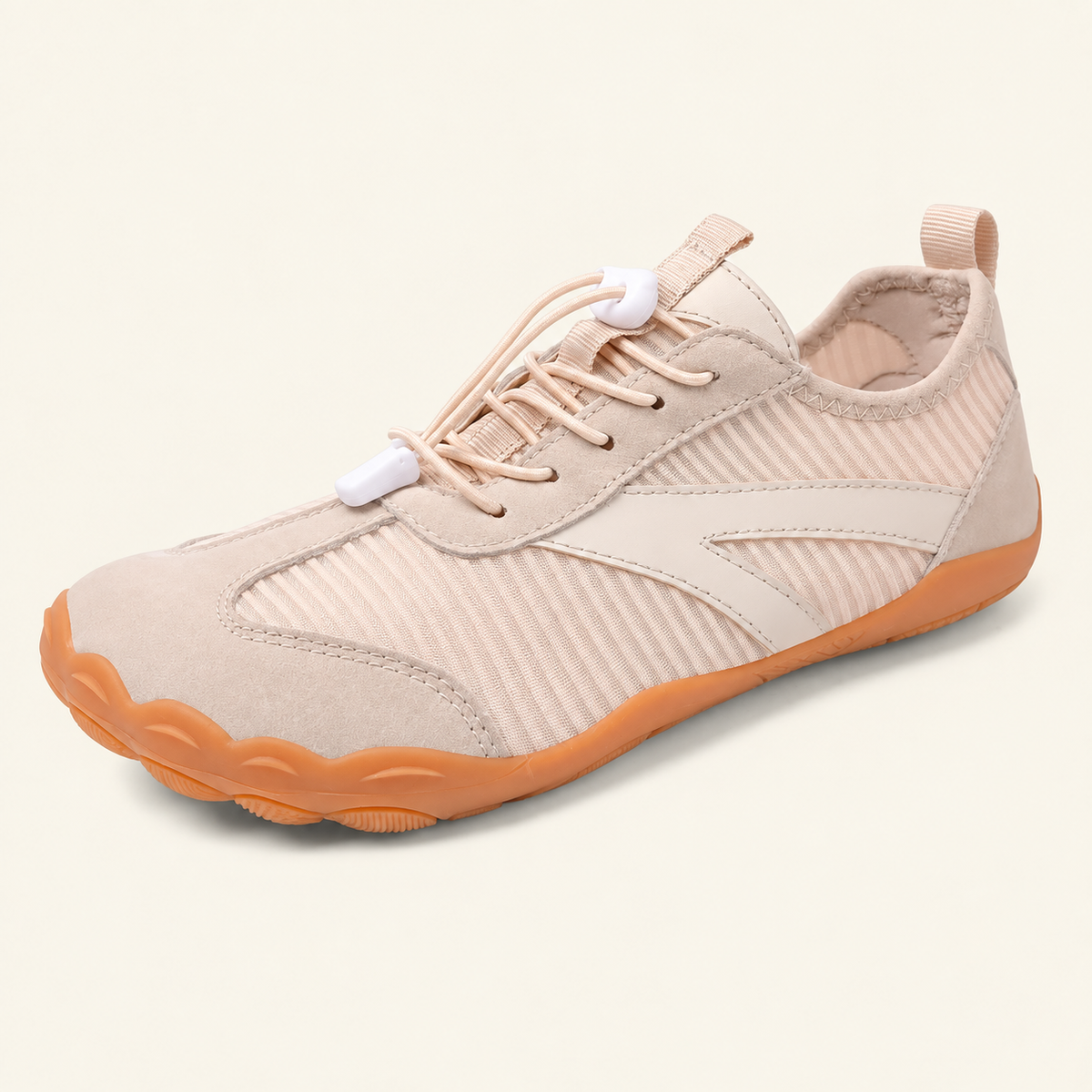 Carrera Urban™, zapatilla caqui modelo A830 sobre fondo crema.