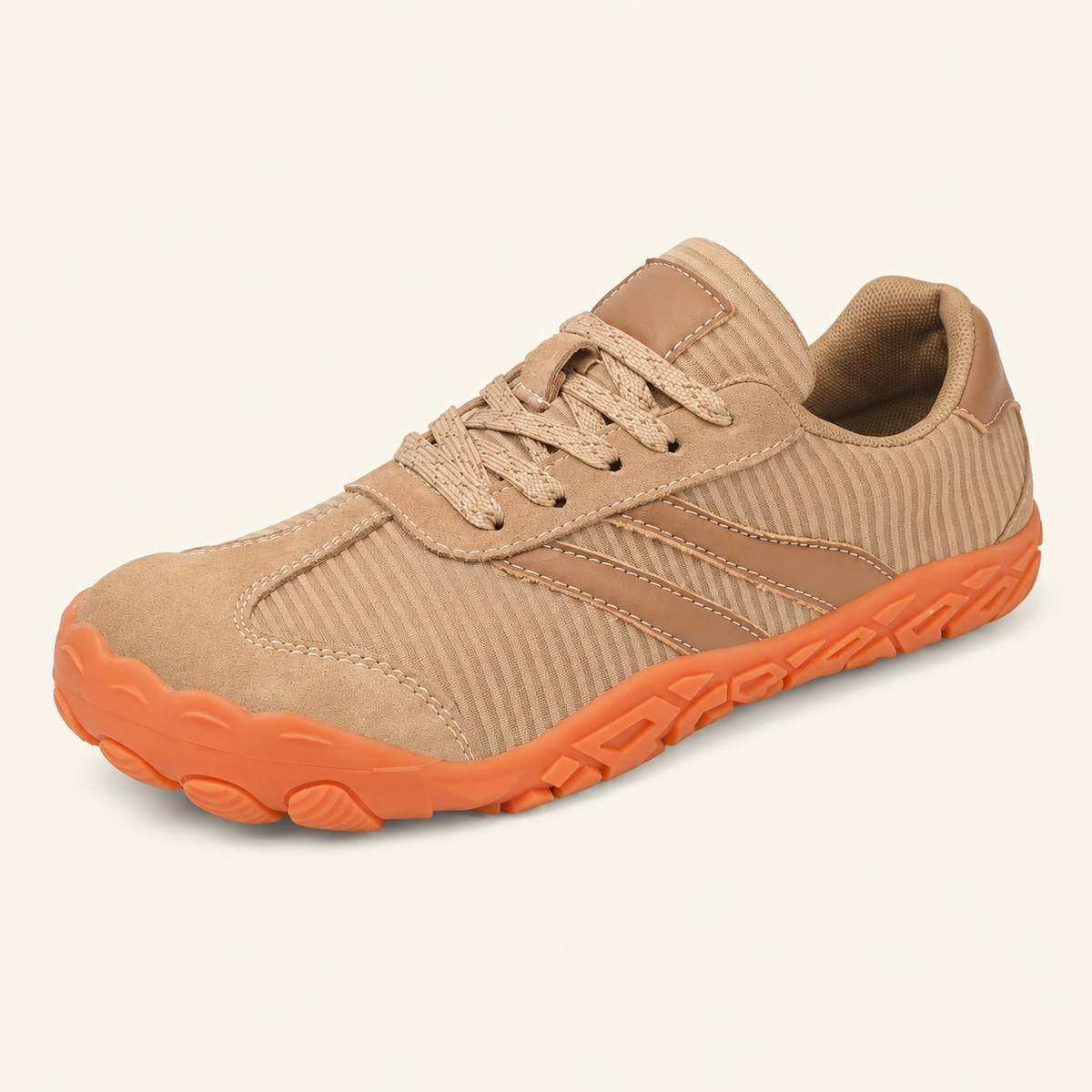 Carrera Urban™, zapatilla caqui modelo 8829 sobre fondo crema.