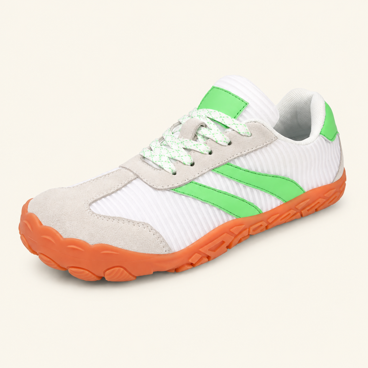 Carrera Urban™, zapatilla blanca y verde modelo 8829 sobre fondo crema.