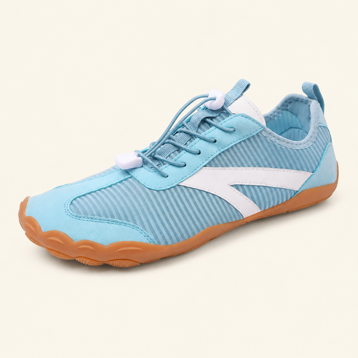 Carrera Urban™, zapatilla azul cielo modelo A830 sobre fondo crema.