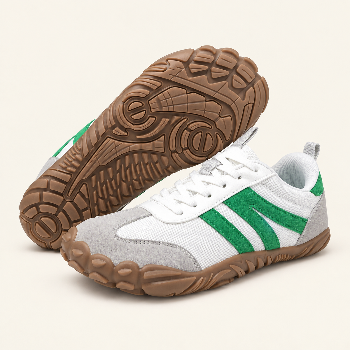 Carrera Urban™, zapatillas blancas y verdes con vista del dibujo de la suela sobre fondo crema.